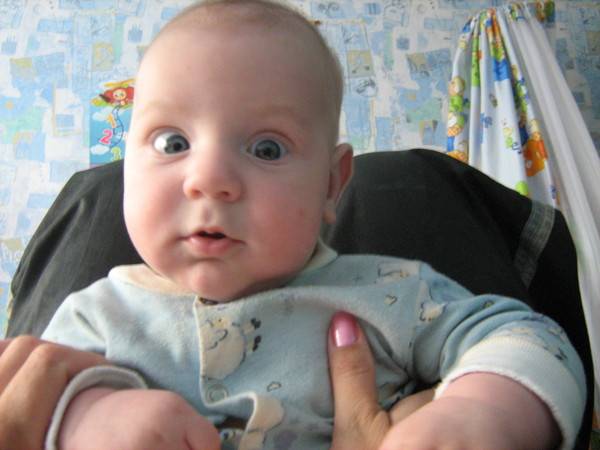 Новорожденный выпучивает глаза. особенности развития грудничка