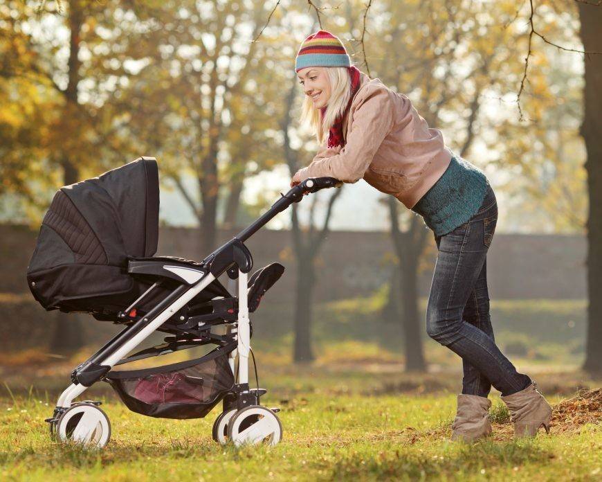 Пора гулять: сколько нужно бывать с новорожденным на улице в разное время года