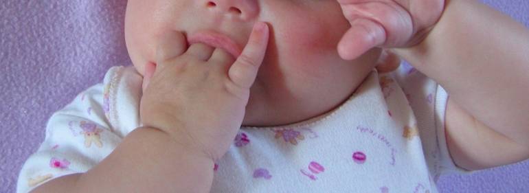 Доченьке 2 месяца. начала интенсивно сосать кулак. прочитала, что ребенок может испортить прикус и «высосать» пальцы. что делать?