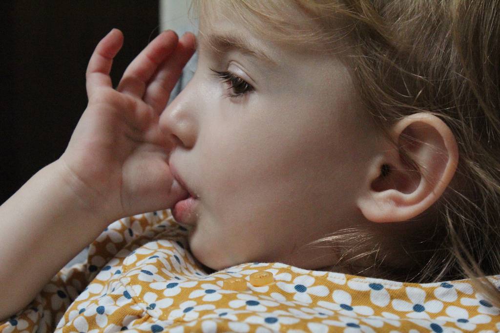 Взрослый ребенок сосет палец: причины, последствия и отучение от привычки