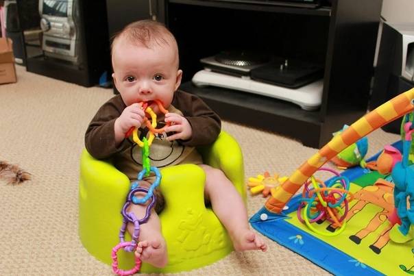 Занятия и игры с ребенком в 5 месяцев  - как и во что играть с ребенком, массаж и гимнастика, развивающие игры