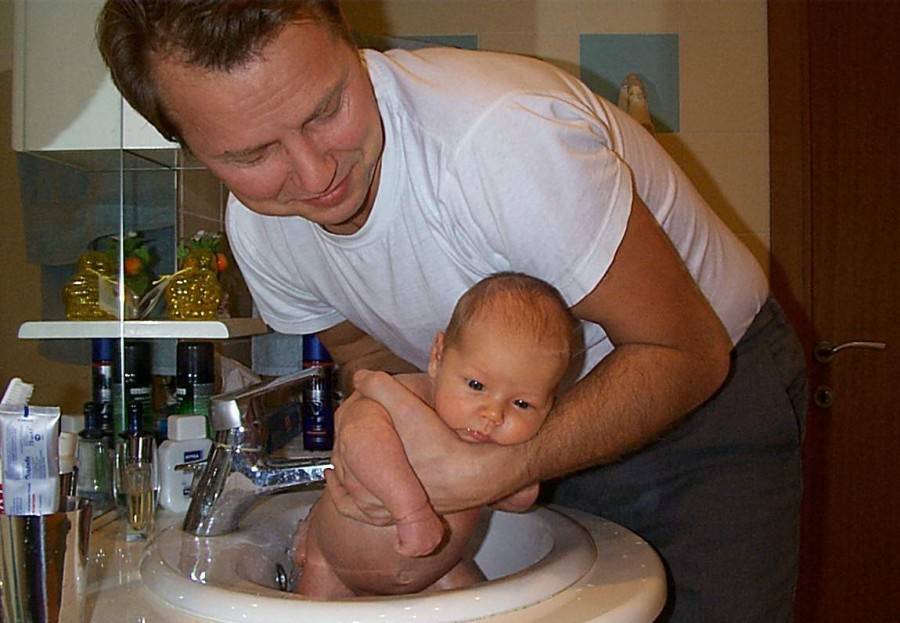 Как правильно держать новорожденного при подмывании