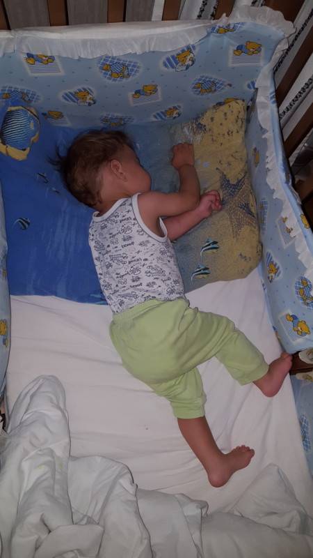 Ребенок во сне переворачивается на живот: причины, нормы развития, советы врачей и родителей