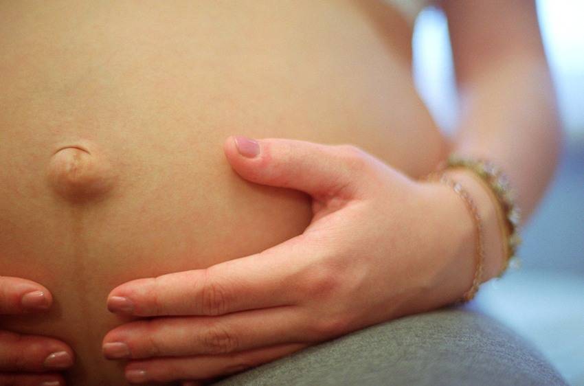 На каком сроке вылезает пупок при беременности?