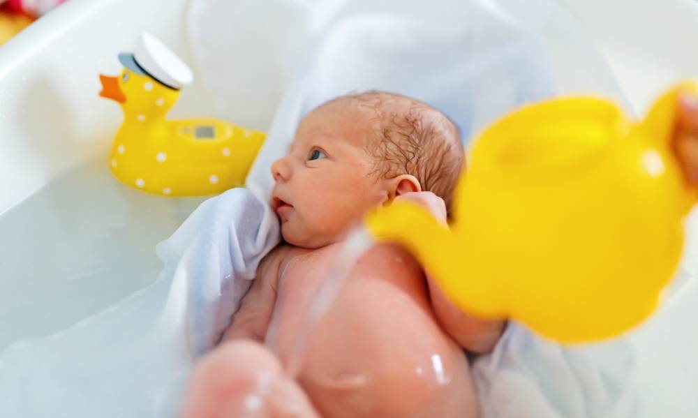 Купание новорожденного ребенка дома первый раз: когда можно, в какой воде