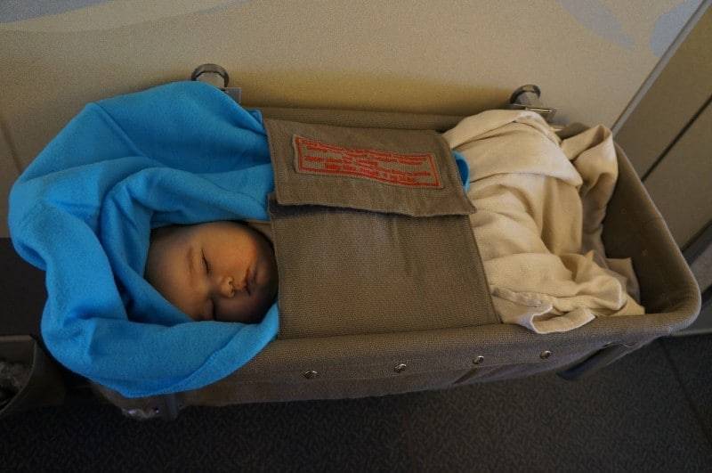Правила перелета детей до 3 лет: как лететь в самолете с грудным ребенком