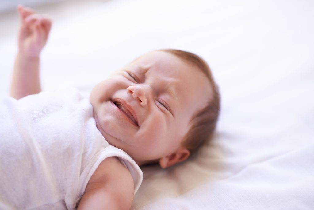Икание новорожденного после кормления: почему младенец икает, и что делать