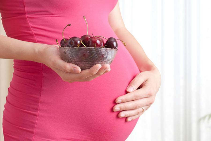 Черешня при беременности: можно ли беременным есть во 2, 3 триместрах? польза и вред. какие содержатся витамины, необходимые во время беременности?