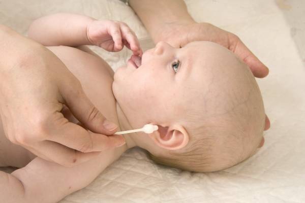 Как правильно чистить ушки у новорожденных детей