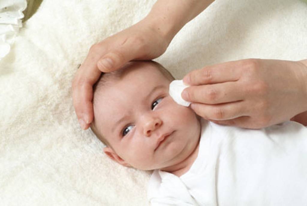 Как правильно промывать глаза младенцу: уход за здоровыми, больными глазками