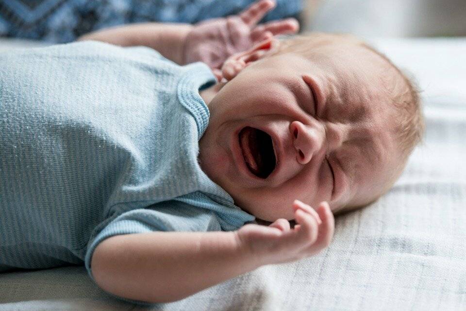 9 главных причин почему ребёнок плачет во сне