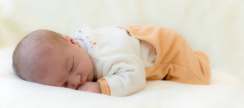Можно ли новорожденному ребенку спать на животе?