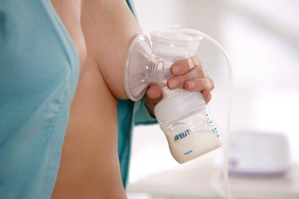 Как кормящей маме сцеживать грудное молоко?
