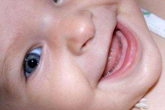 Когда лезут зубы у ребенка: с какого возраста, симптомы, как помочь ребенку и что делать