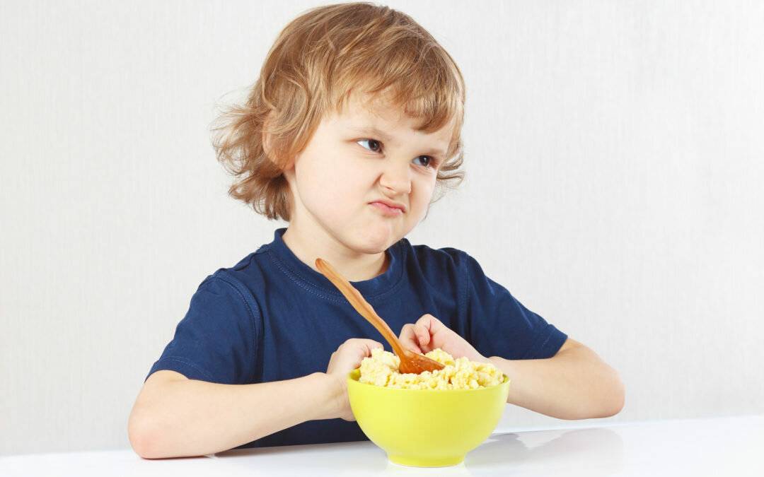 Почему ребенок плохо ест? что делать, если ребенок плюется ребенок выплевывает еду.