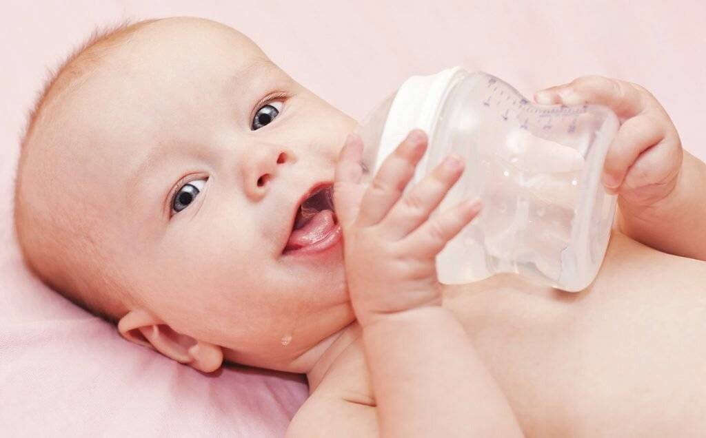 Нужно ли давать воду новорожденным детям при грудном, искусственном, смешанном вскармливании. Помогает ли вода при икоте?