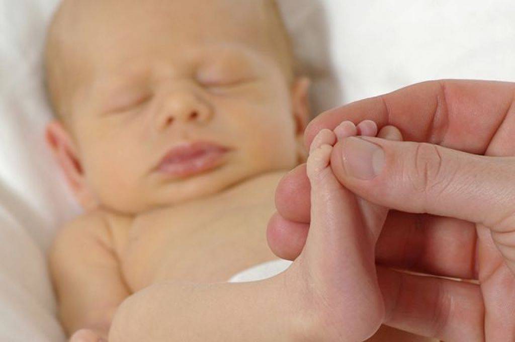 Почему новорожденного трясет. Подергивание ножек у новорожденных. У грудничка дергается ножка. Хруст суставов у грудничков. У новорожденных хрустят кости.