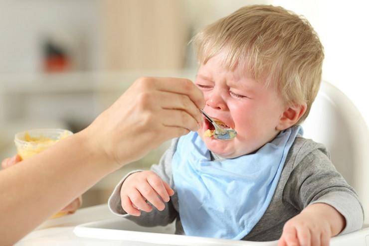 Ребенок выплевывает еду: почему и как реагировать?