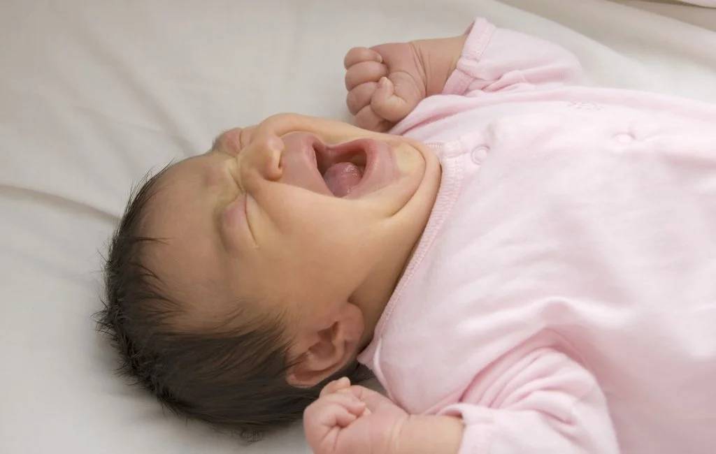 10 причин, которые лежат в основе выгибания младенца дугой и запрокидывания головы