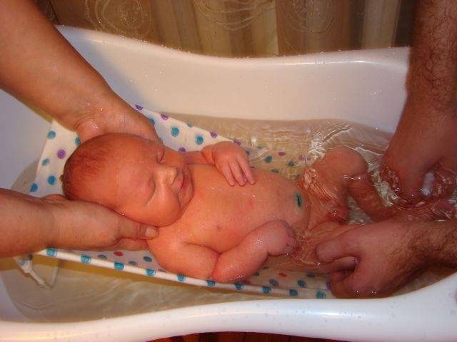 Когда можно купать новорожденного ребенка после прививки: сколько дней ждать