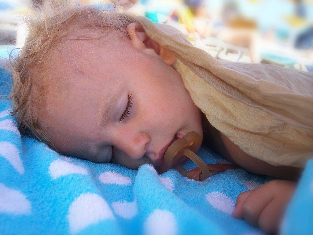 Ваш ребенок часто потеет во сне? Узнайте об этом все!