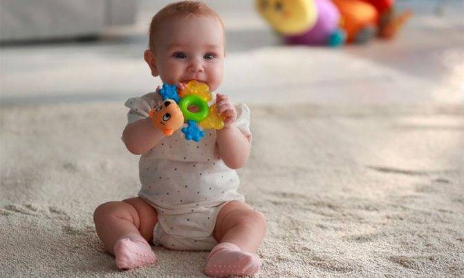 Первые игрушки для новорожденных: выбираем полезные и безопасные погремушки