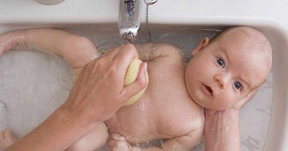Как правильно подмывать новорожденного?