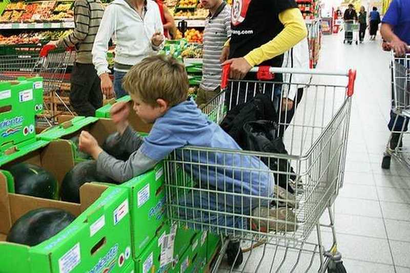 Дети в тележках супермаркетов