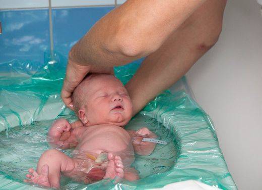 Грудничку попала в ухо вода: симптомы и что делать, чтобы помочь новорожденному?