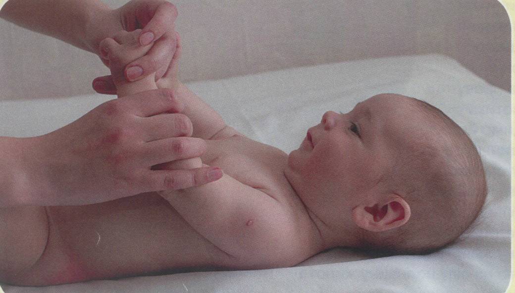 Почему новорожденного трясет. Что такое тремор ручек и ножек у новорожденных. Тремор ножек у новорожденных. Сжатые кулачки у новорожденного. Гипертонус ручек у новорожденных 2 месяца.
