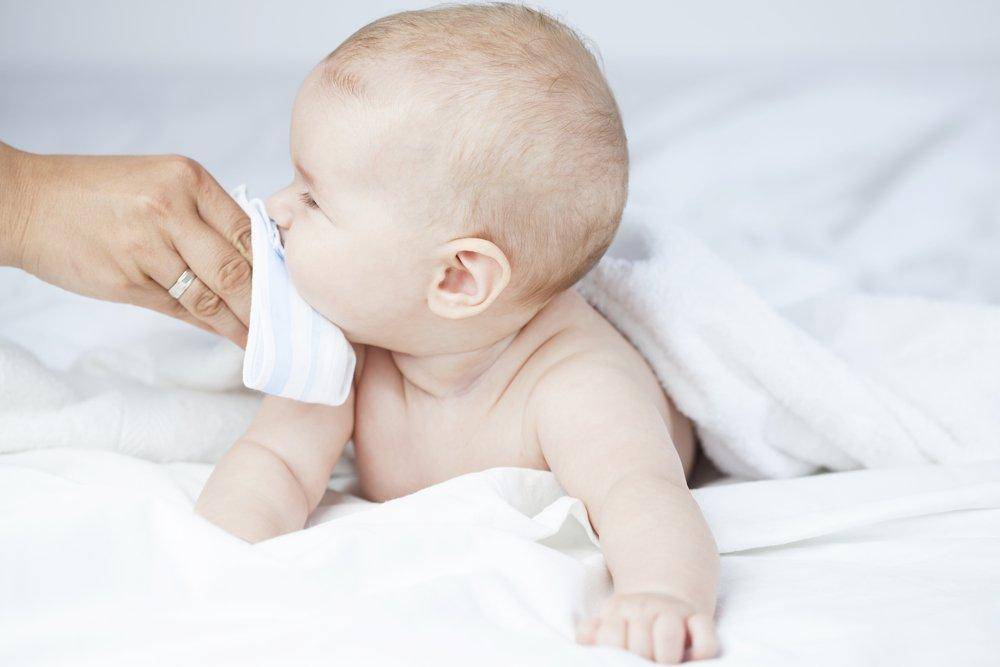 Насморк у новорожденного: что делать и чем лечить