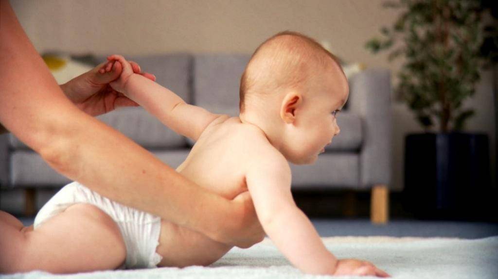 Когда ребенок начинает сидеть и какие упражнения этому способствуют?