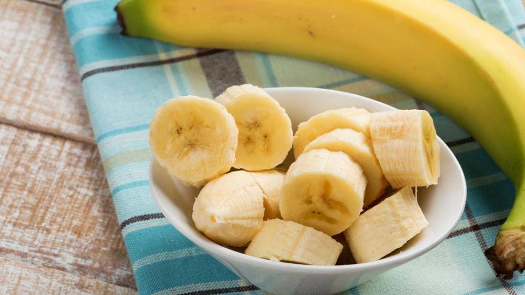 Бананы при грудном вскармливании: можно ли их кормящей маме в первый месяц гв при кормлении новорожденного, сколько фруктов в день разрешено съедать