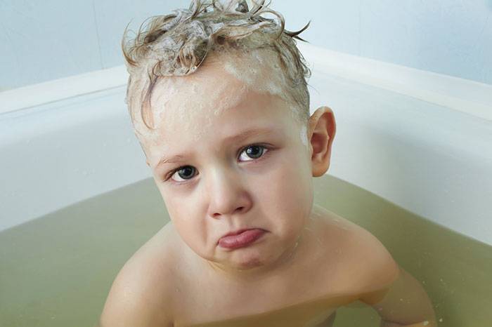 Новорождённый плачет при купании: 6 причин для беспокойства