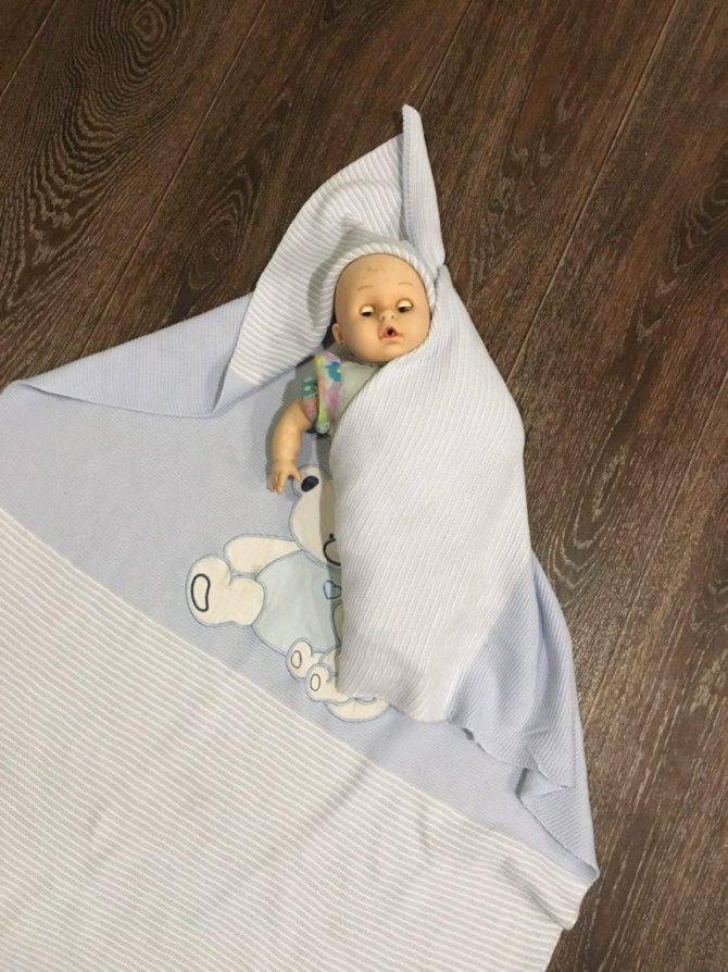 Как завернуть в одеяло ребенка — правила и рекомендации