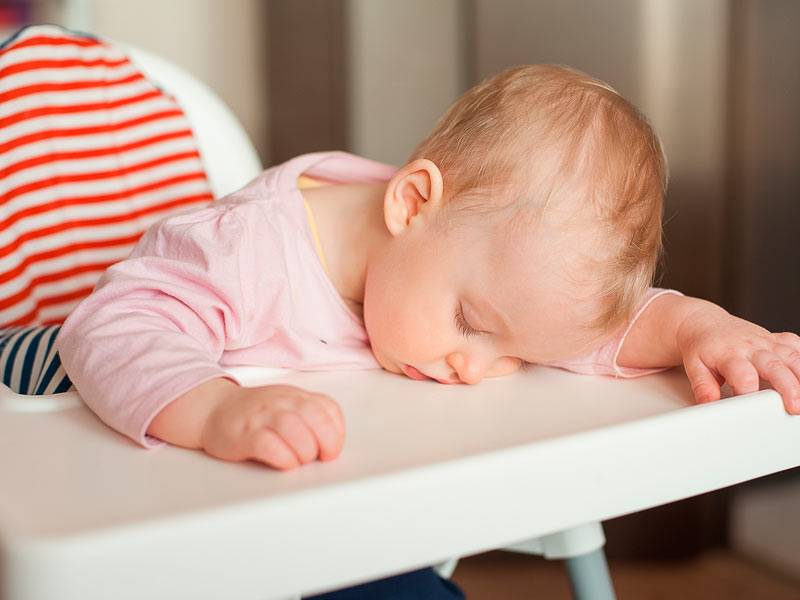 Ребенок 8 месяцев, плохо спит ночью и днем: почему так бывает