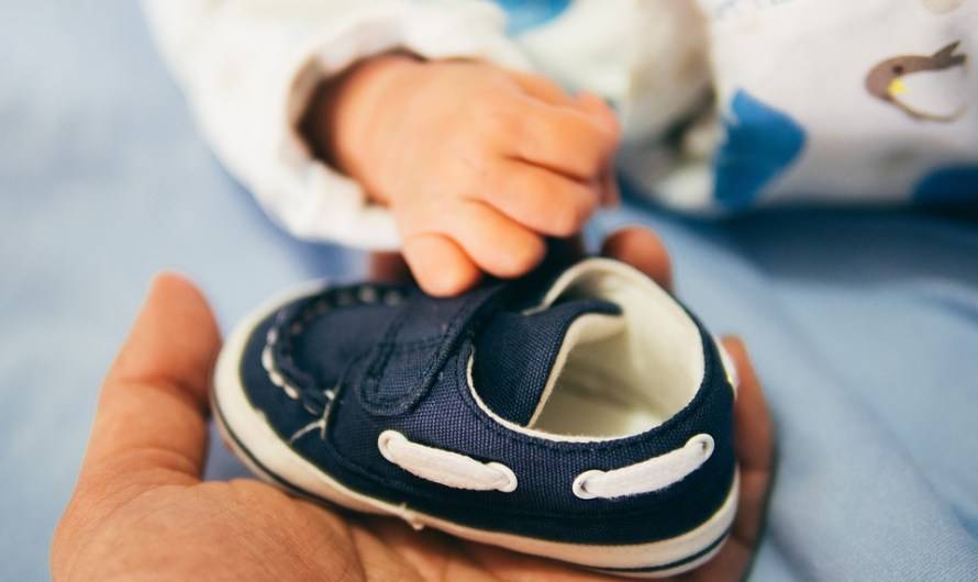 Как выбрать хорошую первую обувь ребенку, только начинающему ходить