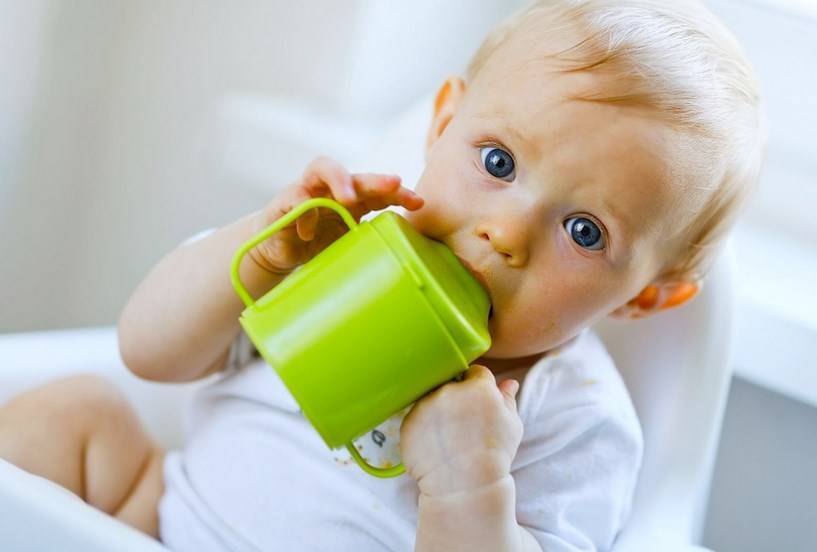 Как научить ребенка пить с чашки? 3 полезных совета