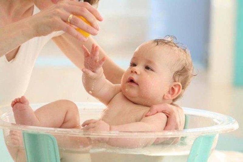 Как купать новорожденного ребенка: первые ванны грудничка