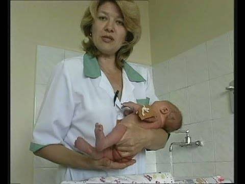 Подмывание новорожденного ребенка | всё о новорожденном - уход