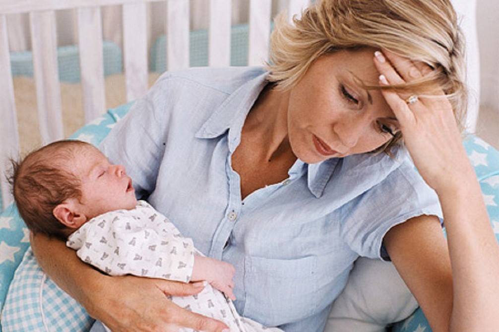 Почему ребенок выгибается и плачет во время сна или бодрствования