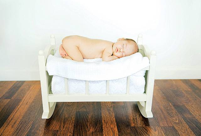 Можно ли спать на животе новорожденным. сон младенца на животе — плюсы и минусы. как обеспечить здоровый сон