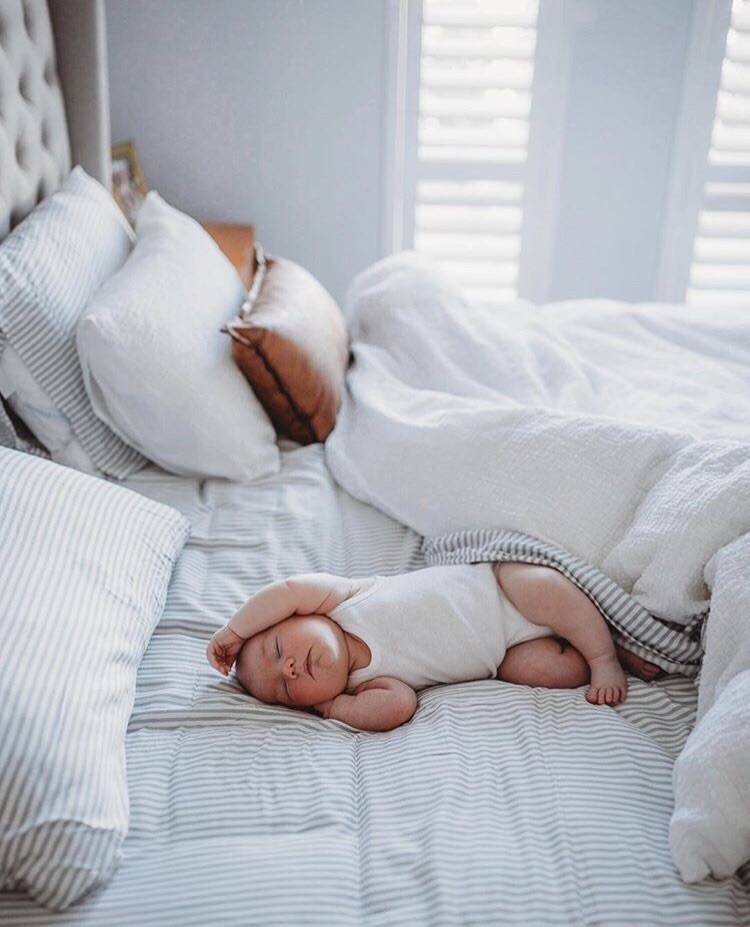 Как должен спать новорожденный, в какой позе правильно укладывать