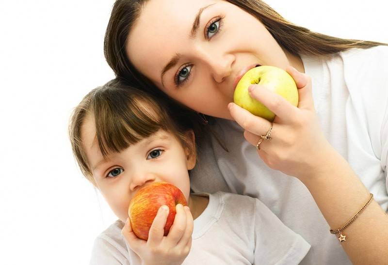 Печеные яблоки при грудном вскармливании: можно ли кушать маме и малышу, а также с какого месяца и в каком количестве их вводят в рацион при гв?