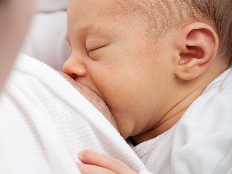 Ребенок плачет во время кормления грудным молоком или смесью