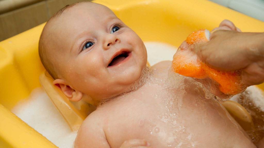 Как правильно купать младенца без слез и паники