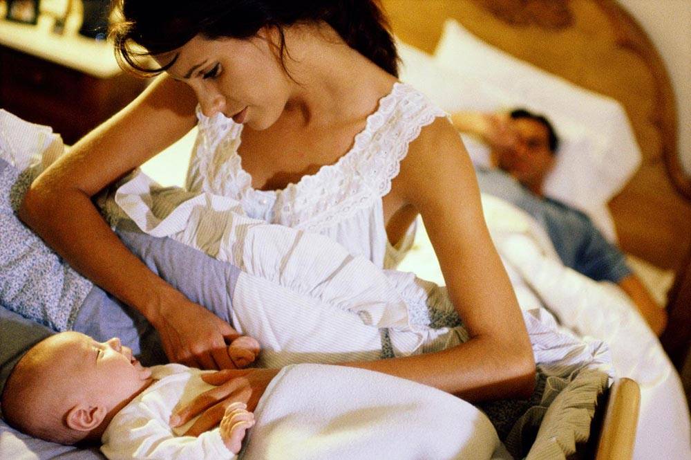 Почему ребенок на руках спит, а в кроватке просыпается?: мама и ребенок