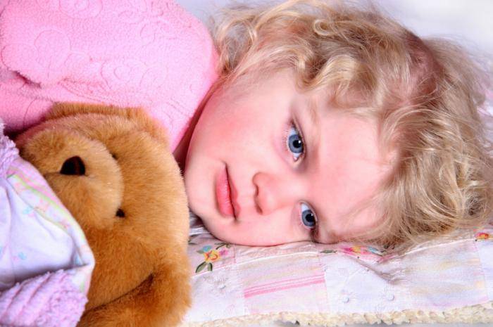 Ребенок спит с приоткрытыми глазами: причины и последствия
