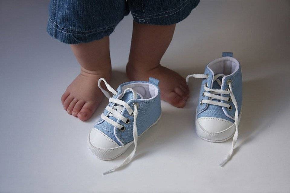 Первая обувь ребенку: как выбрать обувь для малыша, советы как подобрать обувь для начинающих ходить (комаровский)