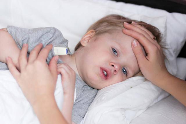 Каковы первые признаки и симптомы пневмонии у детей до 1 года?